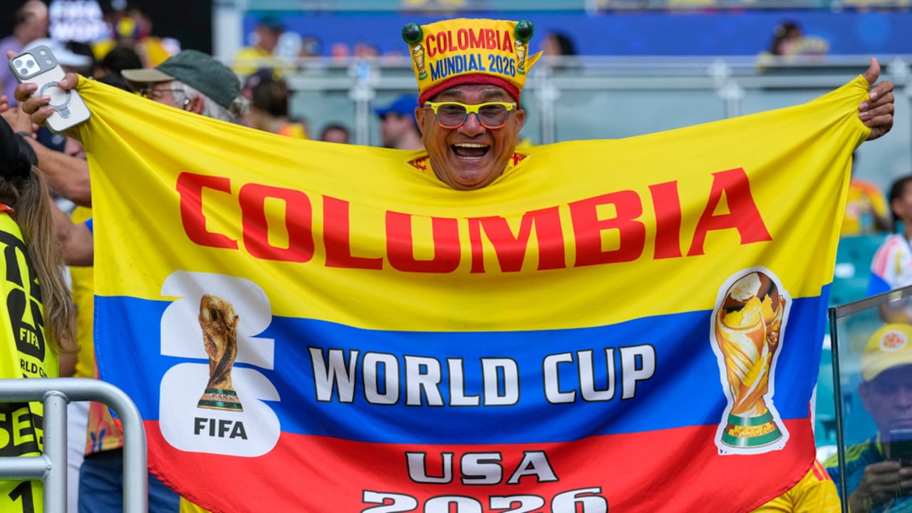 Fanáticos de Colombia se hacen sentir en el estadio antes de que inicie el juego contra Portugal.