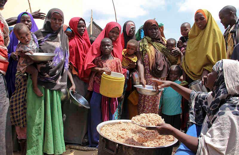 Las familias afectadas por la sequía que se enfrentan a una crisis de hambre están en movimiento, tratando de llegar a las agencias internacionales de ayuda que no pueden distribuir alimentos en áreas bajo el control de al-Shabab, rebeldes extremistas islámicos de Somalia que están afiliados a Al Qaeda (Foto del AP / Farah Abdi Warsameh)  