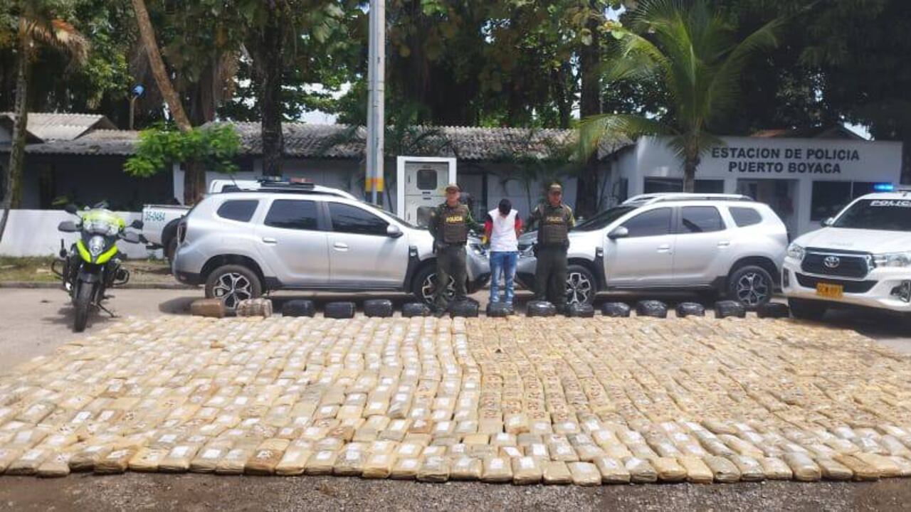 Más de mil paquetes de marihuana hallados en dos vehículos.