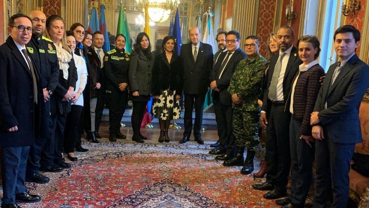 Canciler Álvaro Leyva junto a cuerpo diplomático en Roma.
