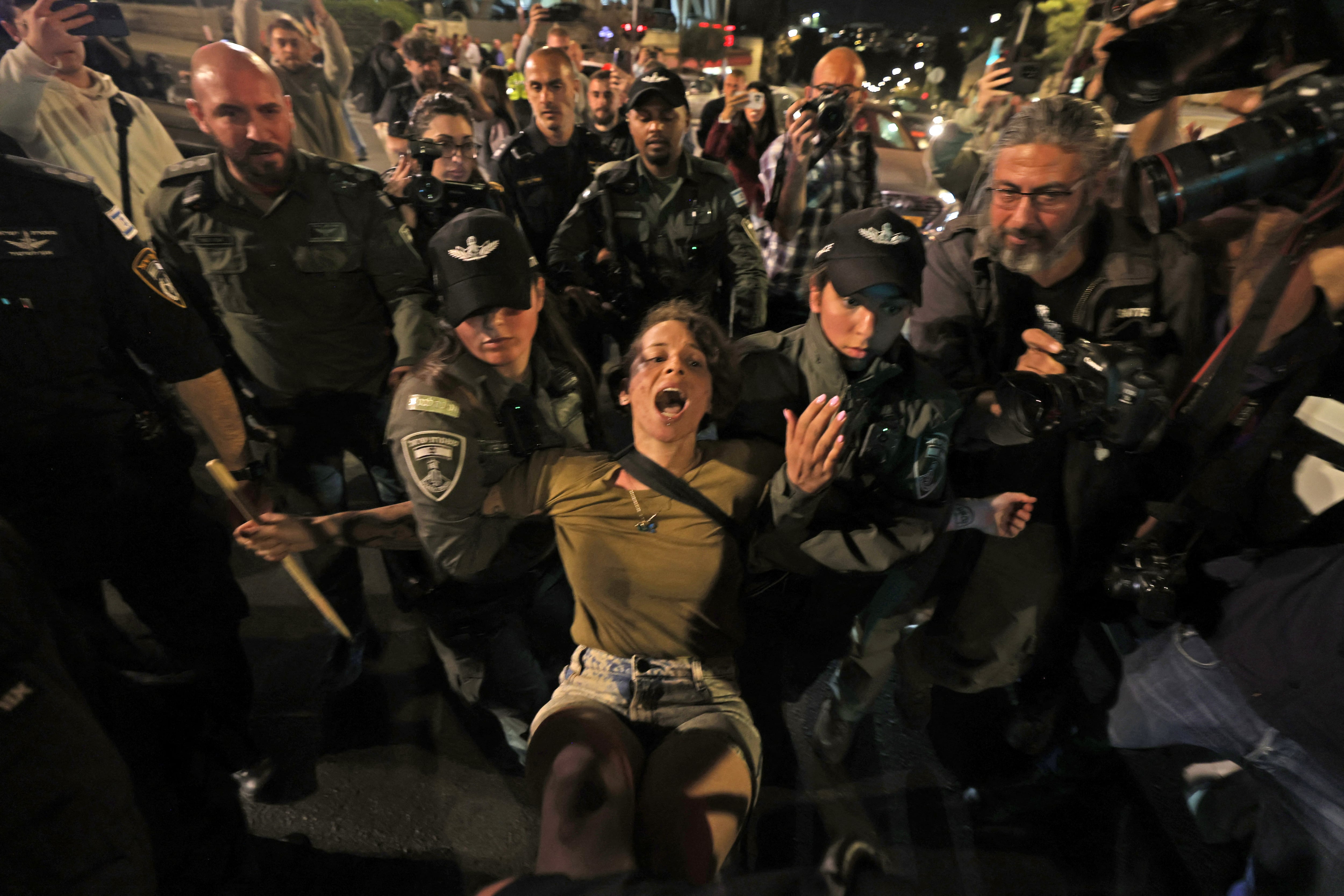El primer ministro de Israel, Benjamin Netanyahu, advirtió este miércoles a los manifestantes que protestan contra la reforma judicial de que no crucen “líneas rojas” y los acusó de “amenazar” a su esposa.  (Photo by AHMAD GHARABLI / AFP)