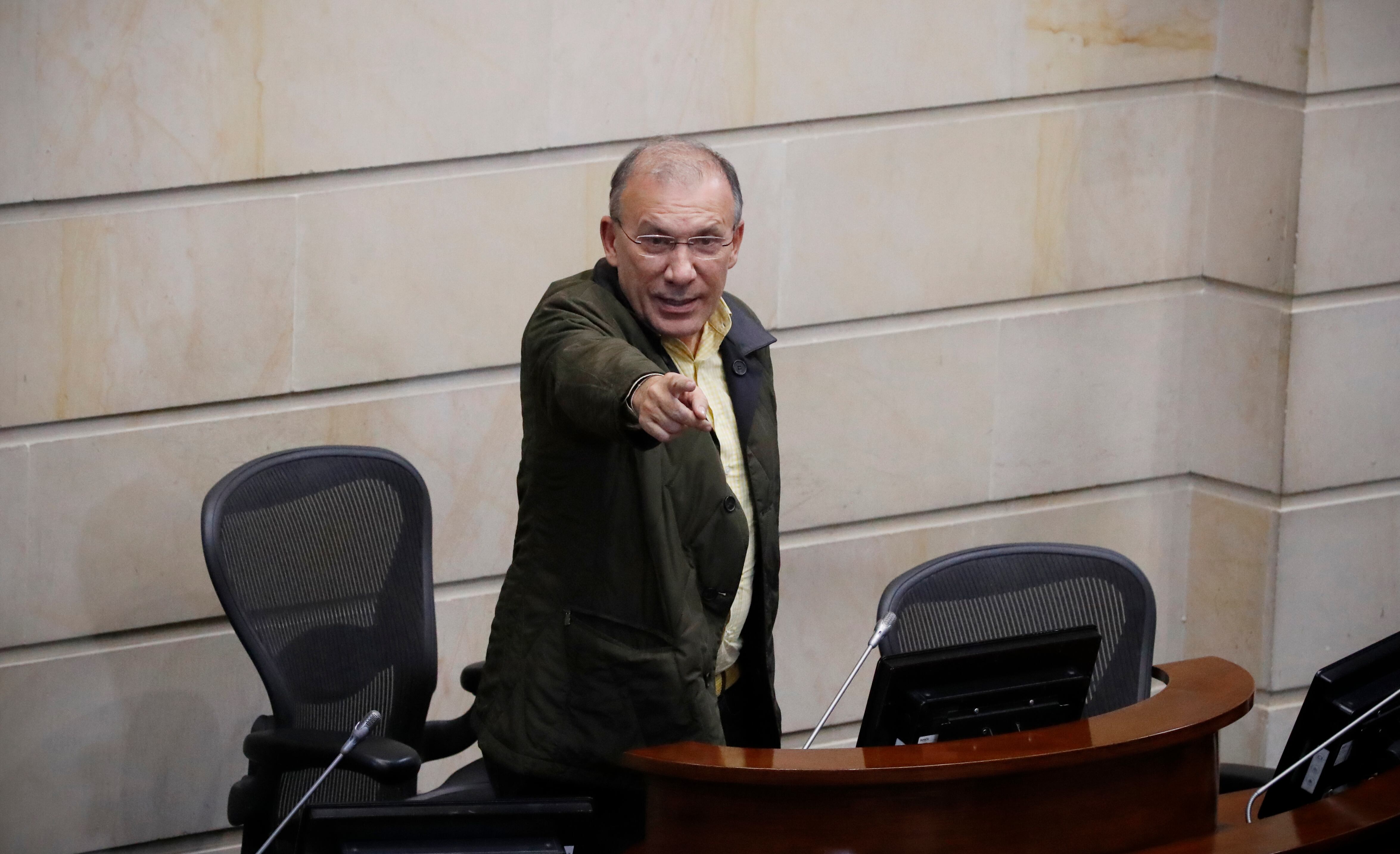 Congresistas saludan al presidente del Senado luego que el Consejo de Estado anulara la elección de Roy Barreras como senador por doble militancia
Bogota mayo 5 del 2023
Foto Guillermo Torres Reina / Semana