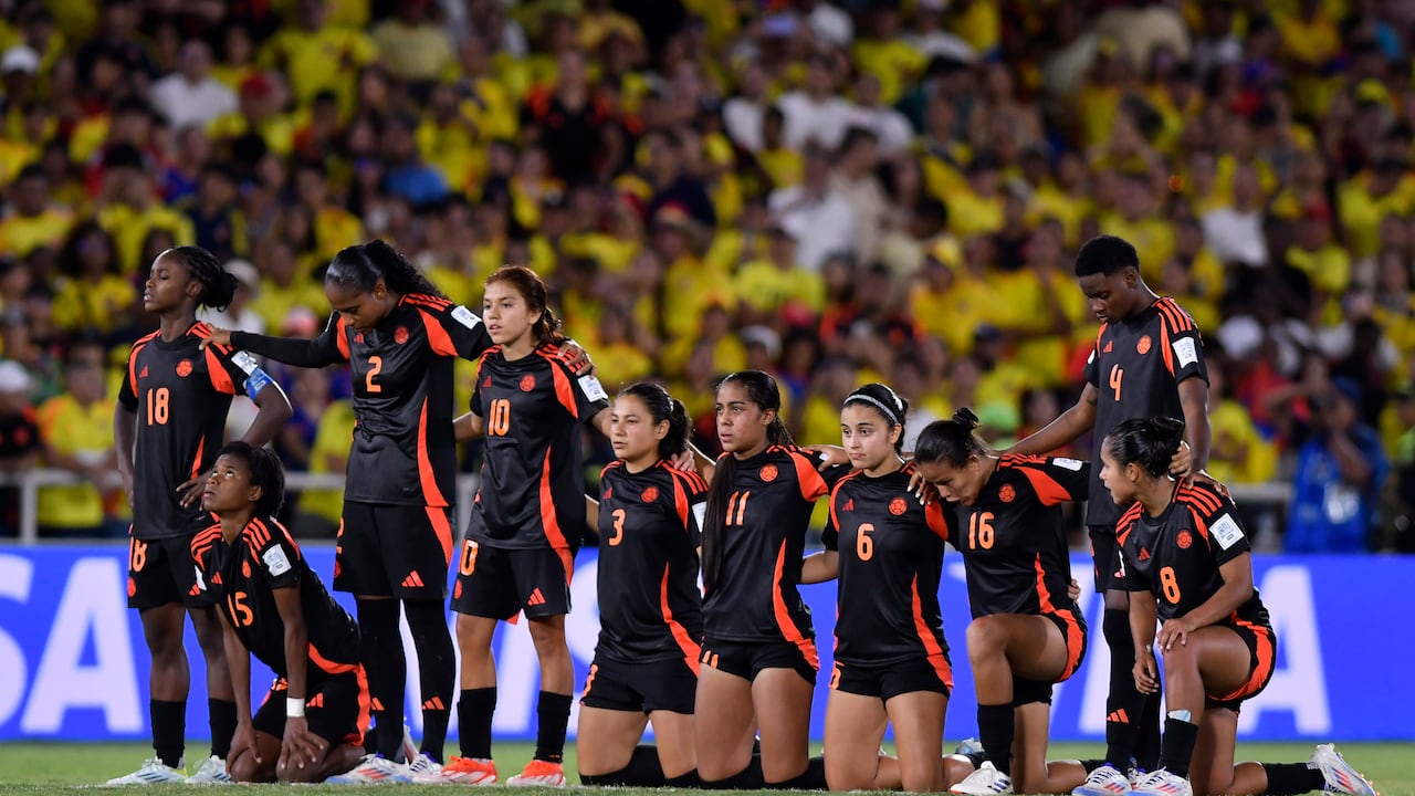 CALI, COLOMBIA - SEPTEMBER 15: Players of Colombia line up in the penalty shootout after the FIFA U-20 Women's World Cup Colombia 2024 Quarterfinal match between Netherlands and Colombia at Estadio Pascual Guerrero on September 15, 2024 in Cali, Colombia. (Photo by Gabriel Aponte - FIFA/FIFA via Getty Images)
