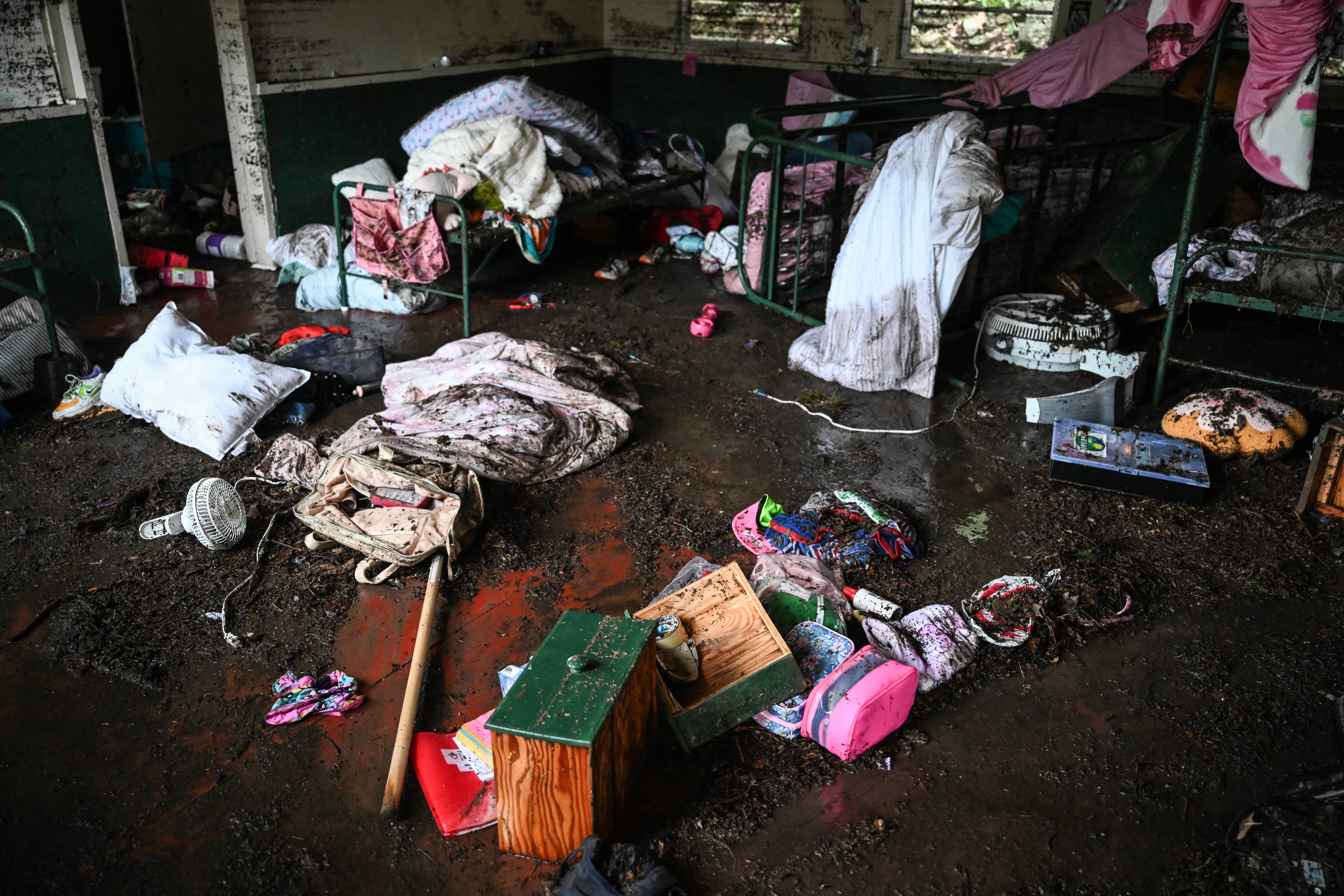Vista del interior de una cabaña en Camp Mystic, donde al menos 20 niñas desaparecieron tras las inundaciones repentinas en Hunt, Texas, el 5 de julio de 2025.