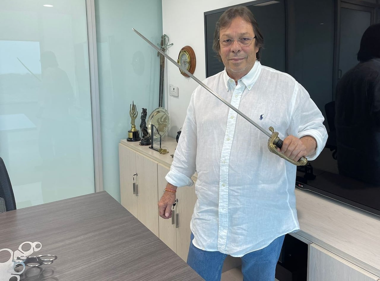 El magistrado César Lorduy conserva una réplica de la espada de Bolívar