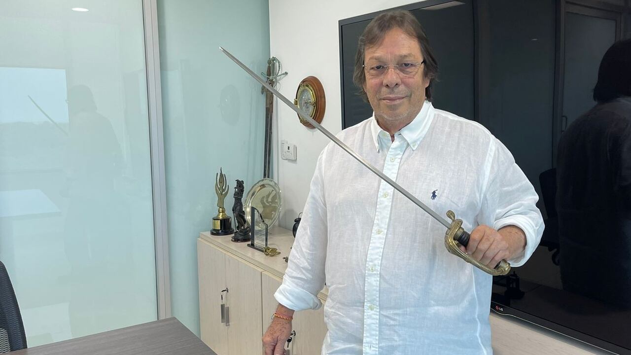 El magistrado César Lorduy conserva una réplica de la espada de Bolívar