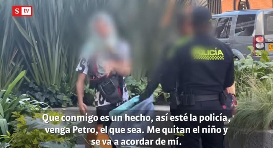 Hombre que amenza a periosotas y transeuntes que no donan