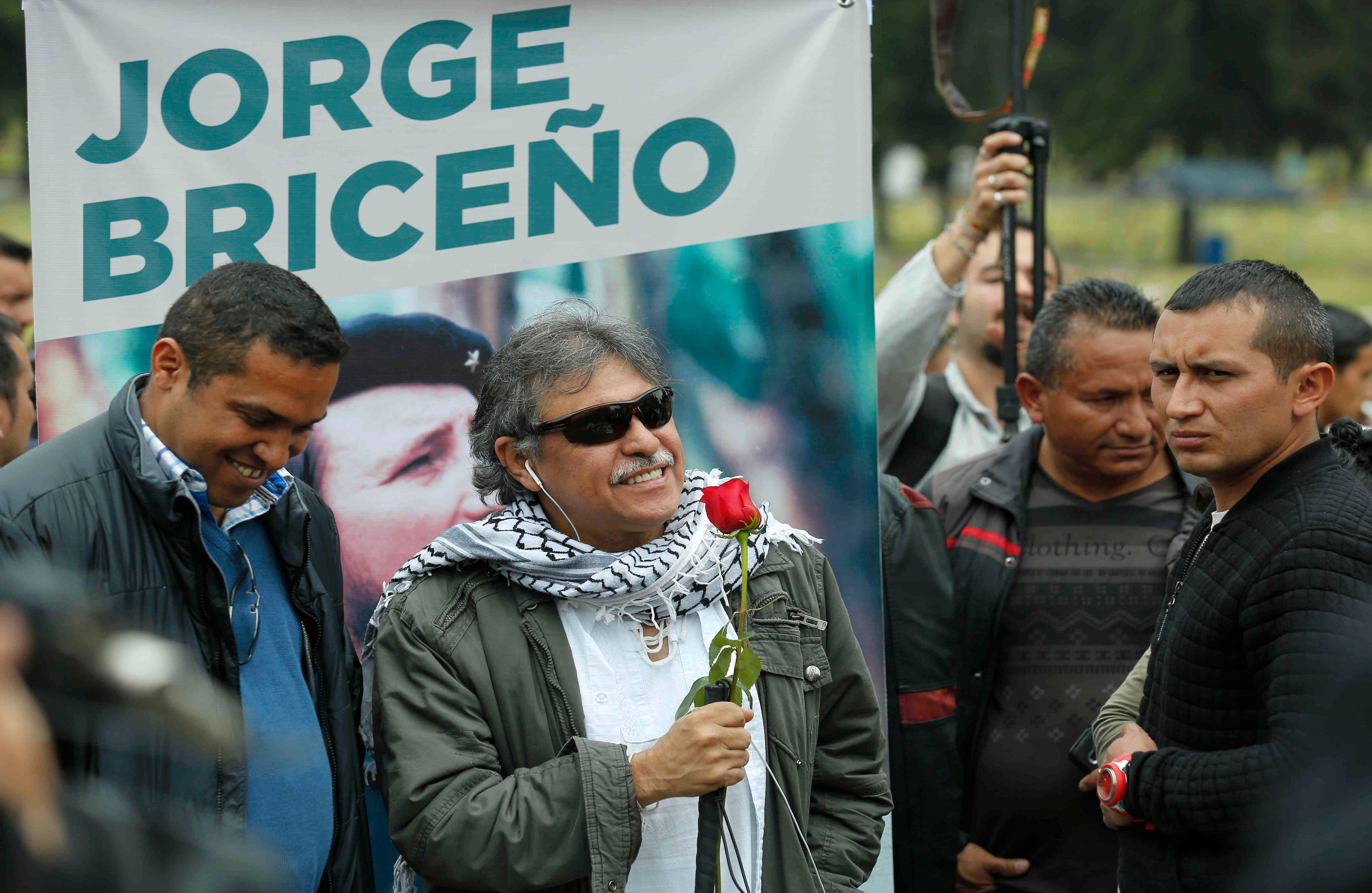 Jesús Santrich (Representante a la Cámara por Atlántico) Seusis Pausivas Hernández nació en Sucre y durante 30 años hizo parte de las Farc, donde tomó el nombre de ‘Jesús Santrich’. Durante su militancia en el grupo insurgente, hizo parte de las estructuras que operaban en la zona Caribe y en el nororiente del país. Debido a sus problemas de vista, siempre se destacó por su labor intelectual, encargado de la comunicación de la guerrilla a través de las emisoras clandestinas. Después de los Diálogos de La Habana se desempeña como uno de los representantes de la guerrilla en la Comisión de Impulso y Verificación a la Implementación del Acuerdo (Csivi).  En la vida civil, es Representante por el Atlántico.