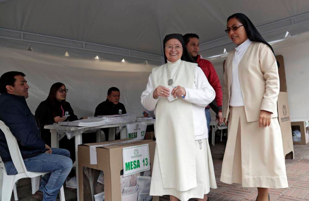 El lente de SEMANA capturó el momento en el que dos monjas ejercían su derecho al voto en las elecciones presidenciales de 2018, en las que salió victorioso Iván Duque. Foto: SEMANA