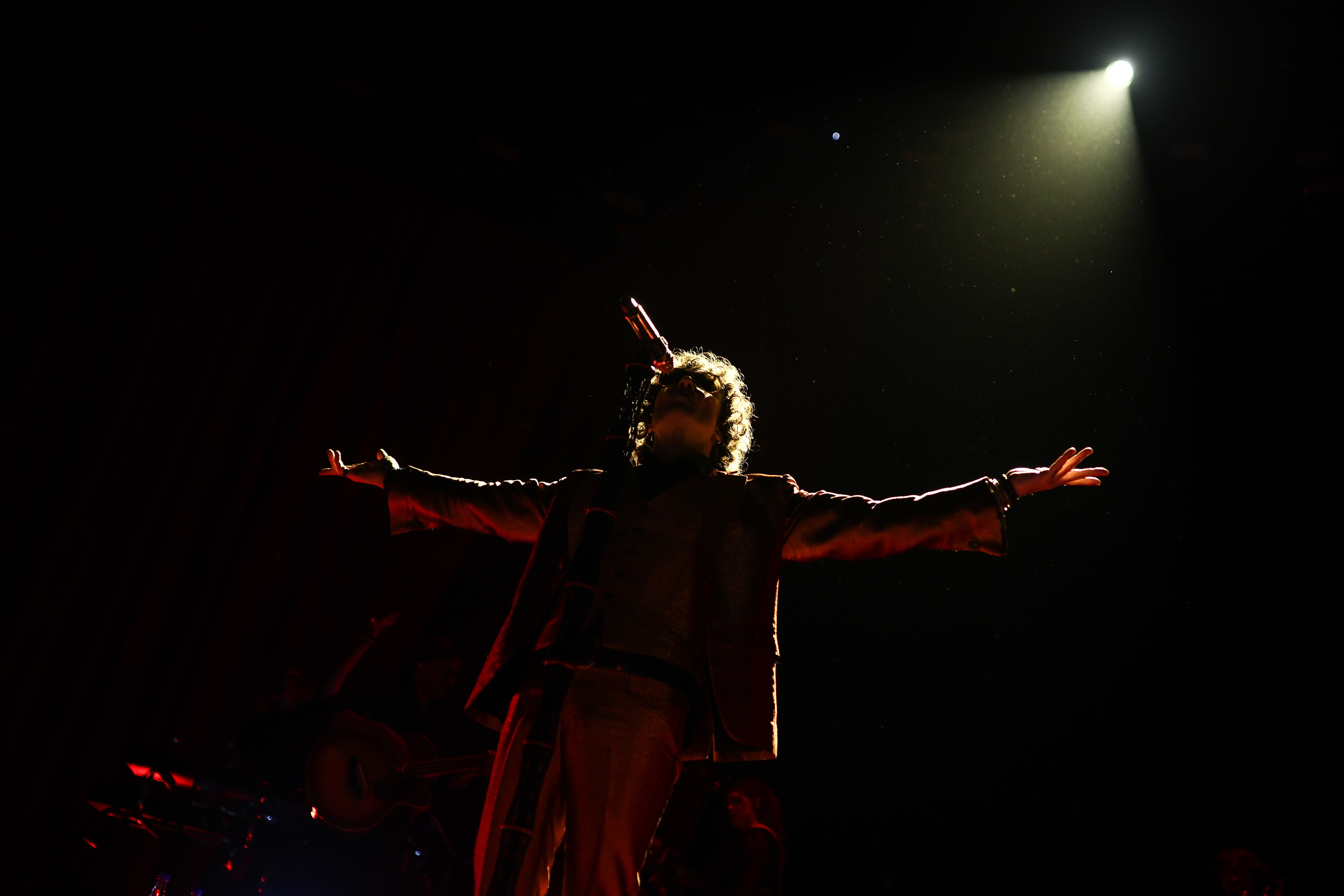 El tremendo músico, cantante y letrista Enrique Bunbury, llevando su Huracán Ambulante Tour al Movistar Arena de Bogotá.