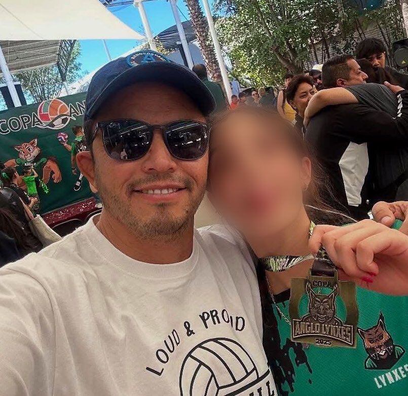 El padre asegura que no sabía que su hija se había sometido a una cirugía