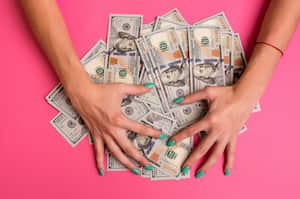 ¿Por la mente obsequia sueños de abundante dinero?