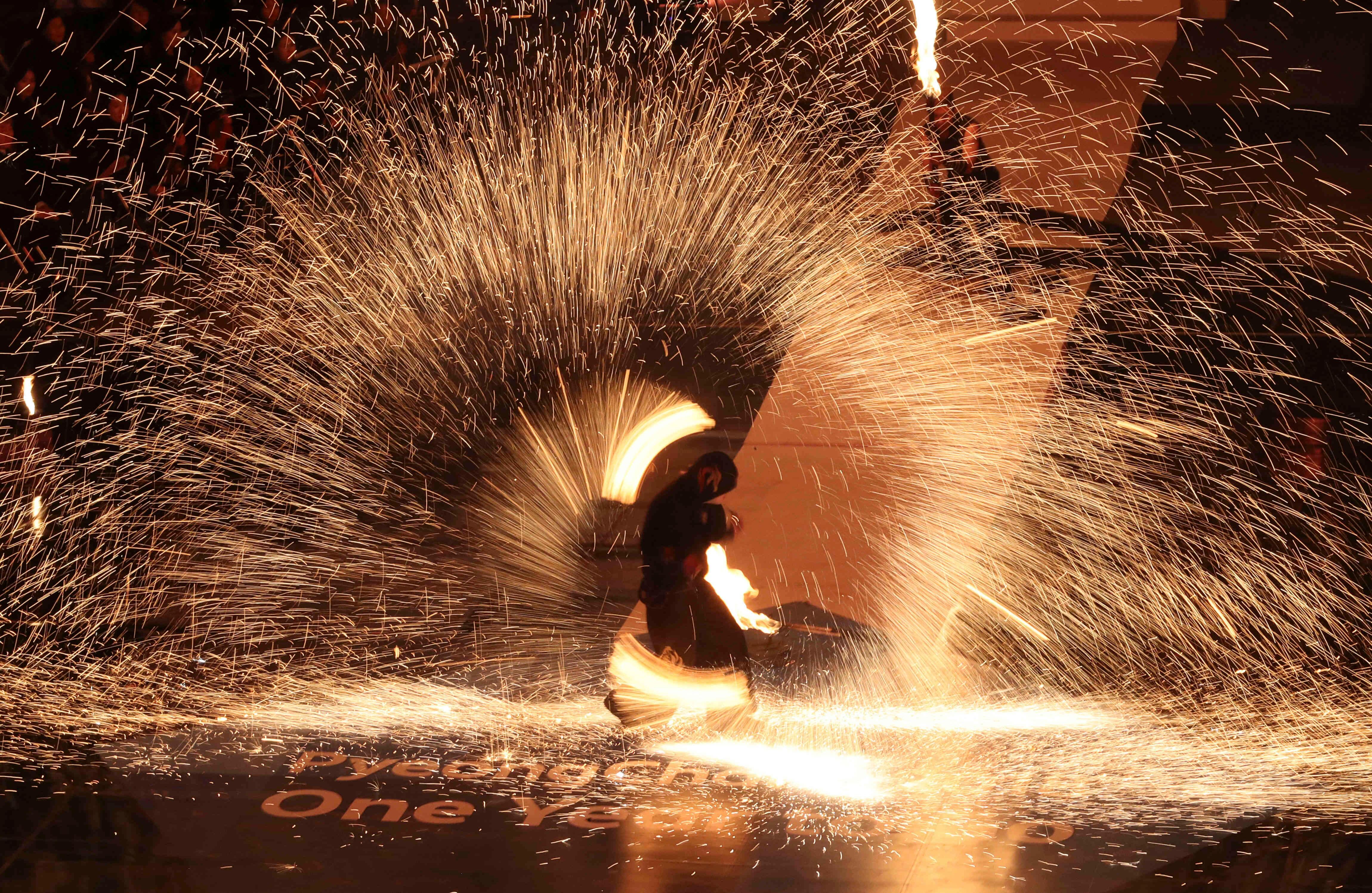 Un ejecutante gira una lata encendida con una llama durante una ceremonia para marcar la cuenta regresiva de un año a los Juegos Olímpicos de Invierno de Pyeongchang 2018 en el Gangneung Hockey Center en Gangneung, Corea del Sur, el jueves 9 de febrero de 2017. La ceremonia de apertura para los juegos de invierno Se llevará a cabo el 9 de febrero de 2018. (AP Photo / Lee Jin-man)