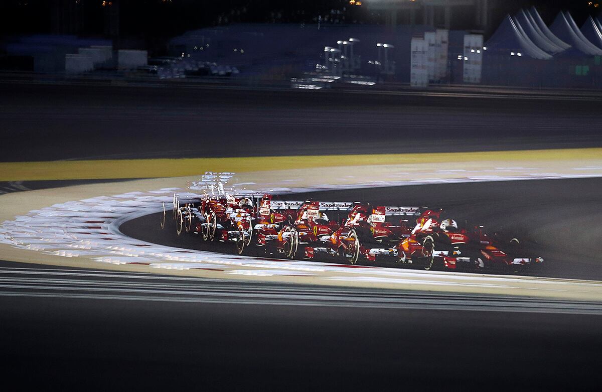 En esta foto de exposición múltiple, el piloto alemán de Ferrari Sebastian Vettel conduce su auto durante la práctica para el Gran Premio de Bahréin, en Bahréin. (AP)