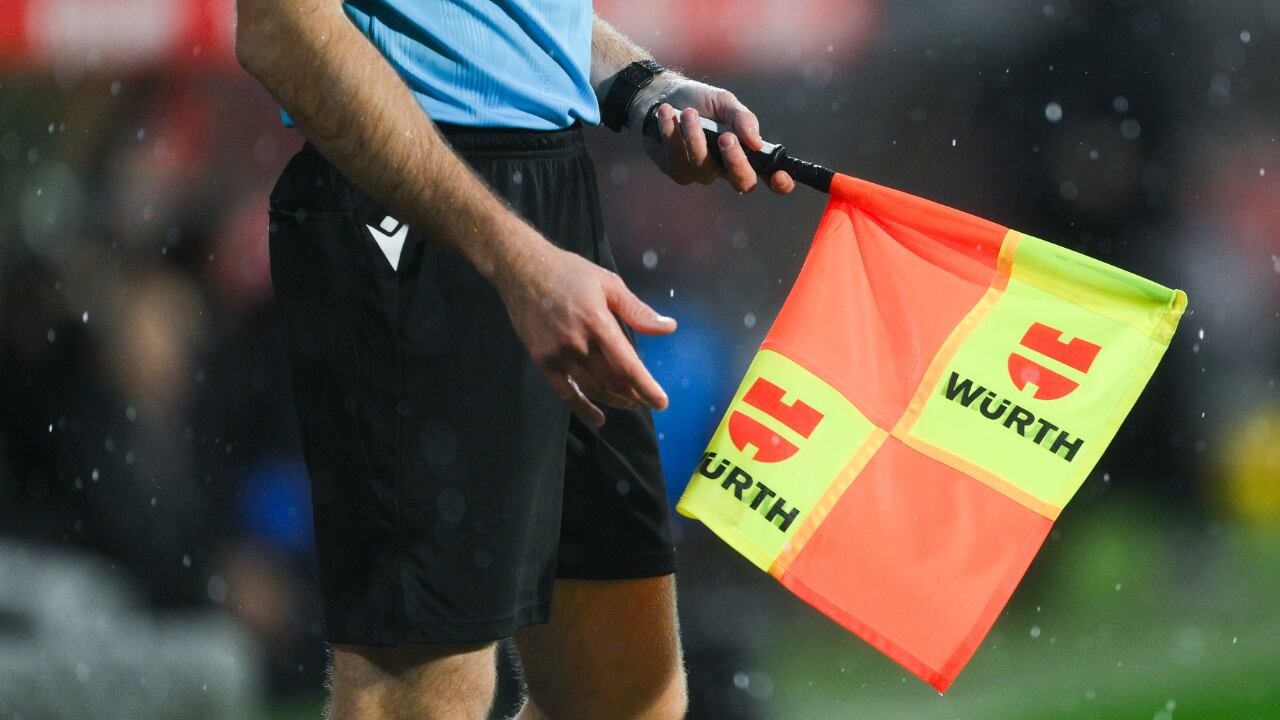 El árbitro asistente sostiene la bandera durante el partido de LaLiga EA Sports entre el Girona FC y el Rayo Vallecano en el estadio Montilivi el 26 de febrero de 2024 en Girona, España.