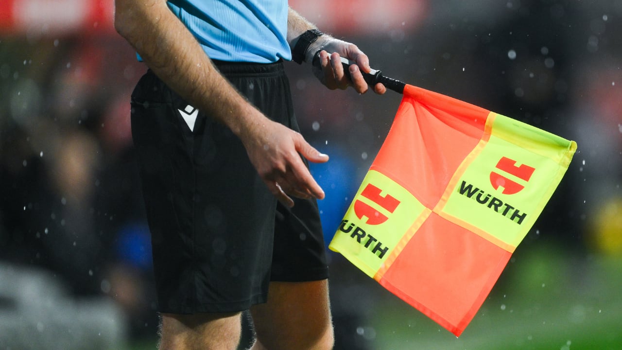 El árbitro asistente sostiene la bandera durante el partido de LaLiga EA Sports entre el Girona FC y el Rayo Vallecano en el estadio Montilivi el 26 de febrero de 2024 en Girona, España.