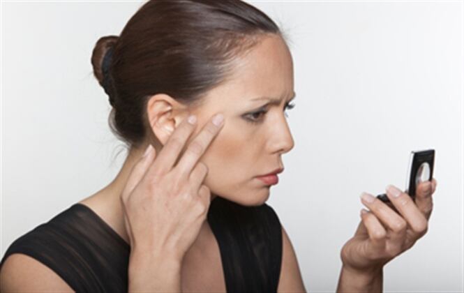 La piel del contorno de los ojos es más delgada.  (Foto: Thinkstock) 