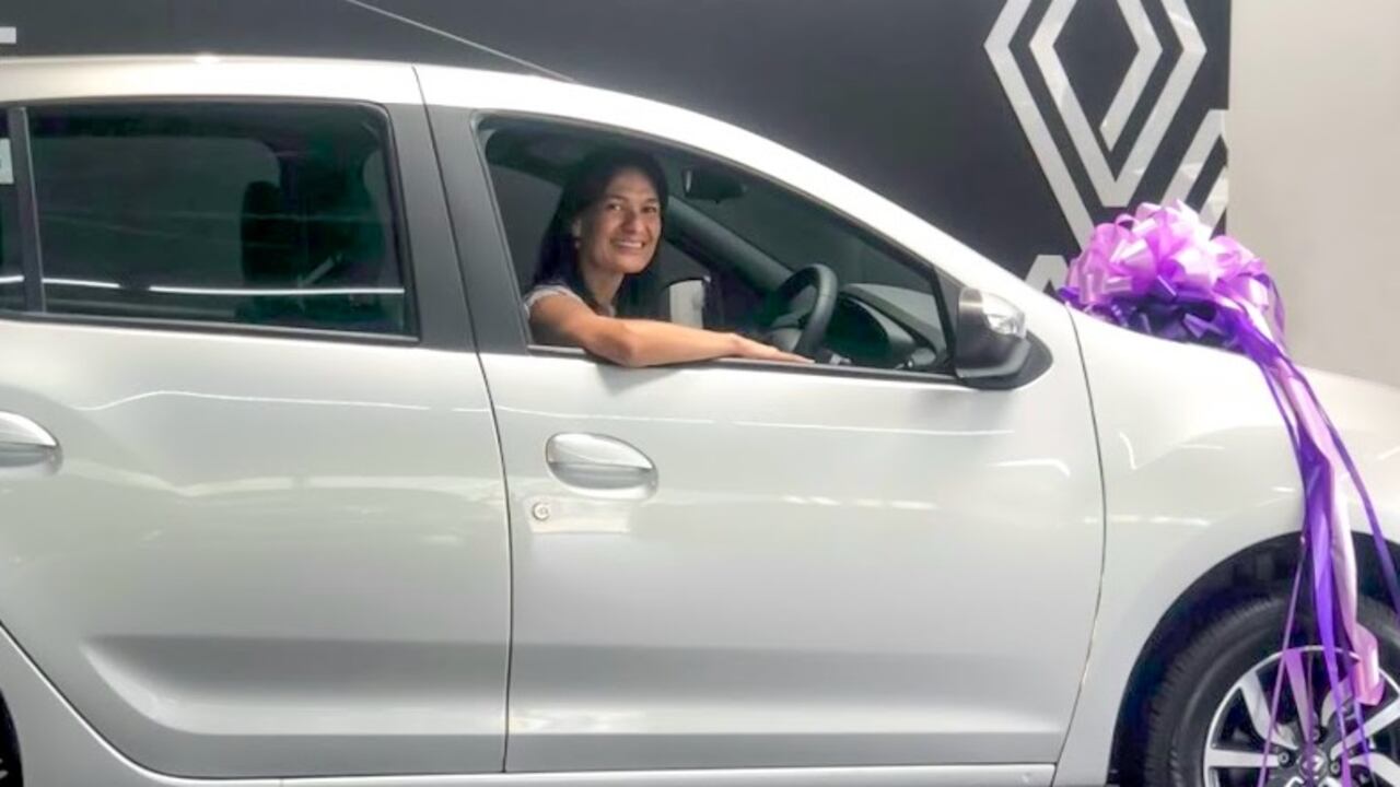 Dora Luz Orozco recibió su carro cero kilómetros en Medellín, luego de trabajar incansablemente y acumular puntos por ventas en Novaventa.
