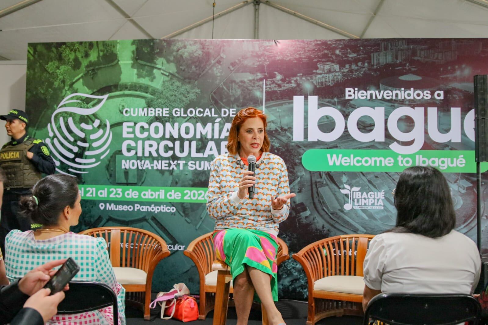 La diseñadora Ágatha Ruiz de la Prada es la invitada especial de la cumbre y su presencia es fundamental, ya que la industria de la moda es una de las más contaminantes y la propuesta de la española permite pensar esta industria de forma sostenible. Crédito: Alcaldía de Ibagué-API