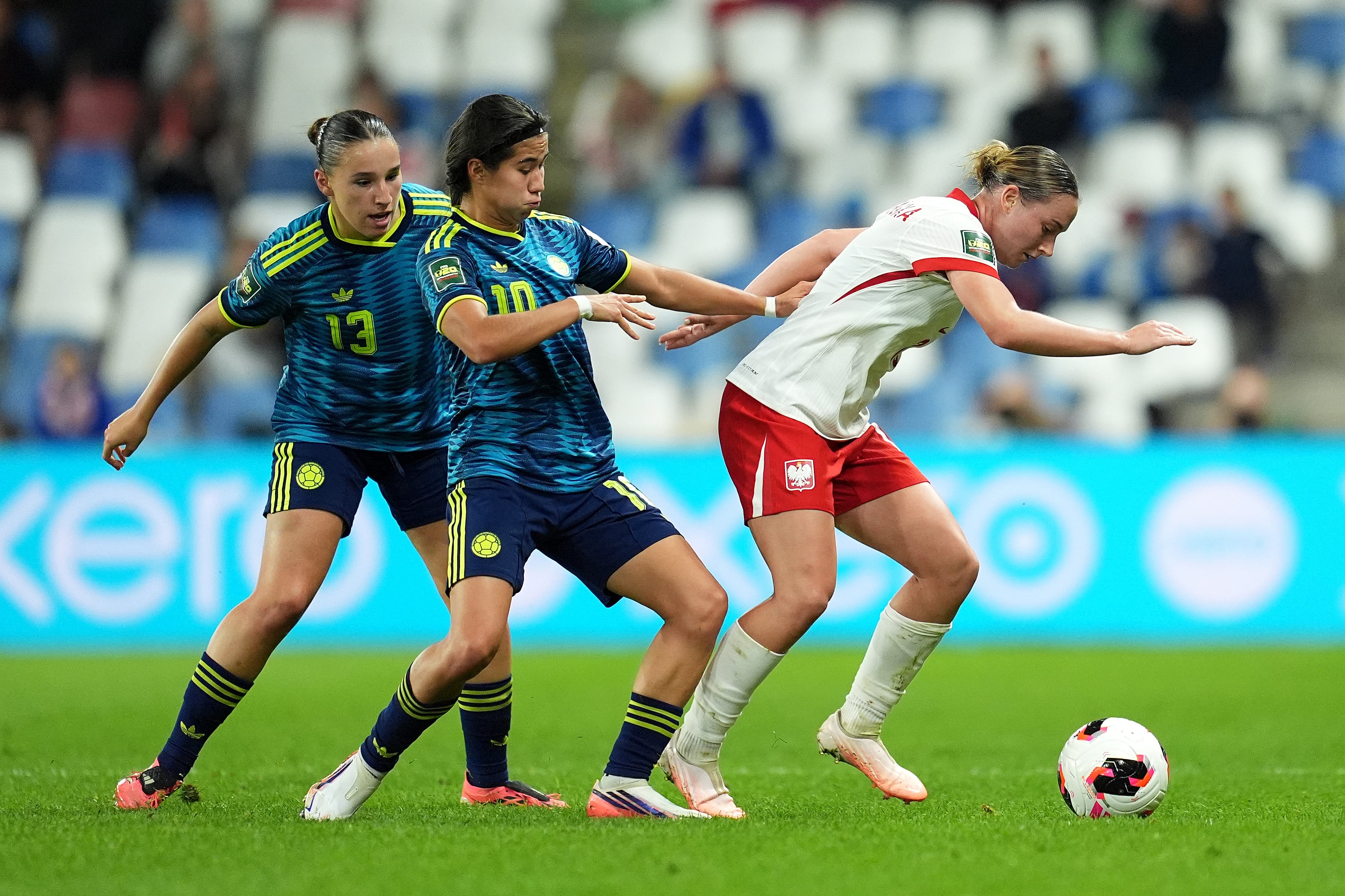Mariana Silva disputa un balón en los octavos de final del Mundial Femenino Sub-20