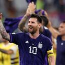 Lionel Messi de Argentina celebra la victoria luego del partido del Grupo C de la Copa Mundial de la FIFA Qatar 2022 entre Polonia y Argentina en el Estadio 974 en Doha, Qatar. (Foto de Catherine Ivill/Getty Images)