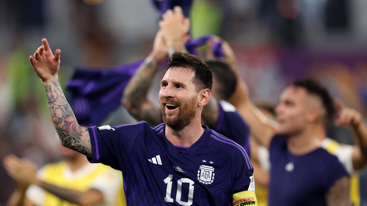 Lionel Messi de Argentina celebra la victoria luego del partido del Grupo C de la Copa Mundial de la FIFA Qatar 2022 entre Polonia y Argentina en el Estadio 974 en Doha, Qatar. (Foto de Catherine Ivill/Getty Images)