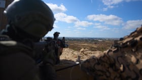 Un soldado israelí en un puesto militar que vigila la llamada Línea Amarilla en la Franja de Gaza.