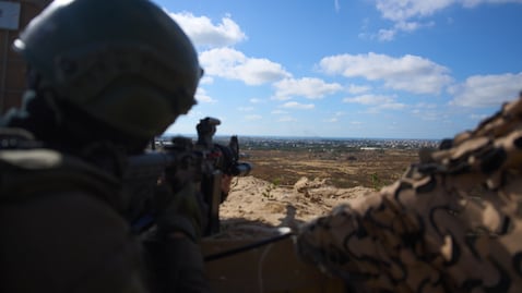Un soldado israelí en un puesto militar que vigila la llamada Línea Amarilla en la Franja de Gaza.
