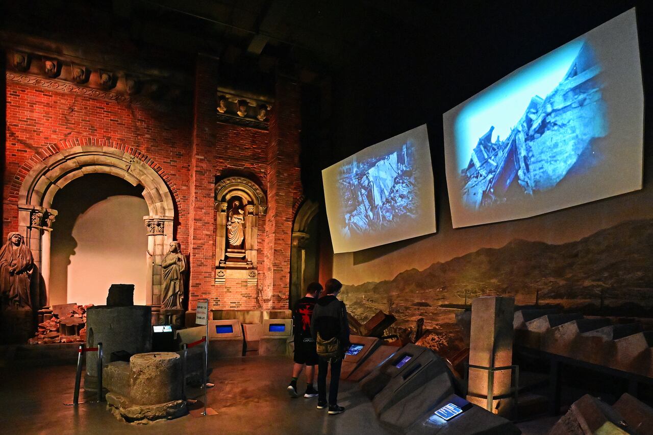 Japón. Nagasaki. Visitantes en el museo de la bomba atómica con la reconstitución de las ruinas de la catedral de Urakami destruidas por la bomba el 9 de agosto de 1945. (Foto de Antoine Lorgnier / Sólo Mundo / Sólo Francia vía AFP)