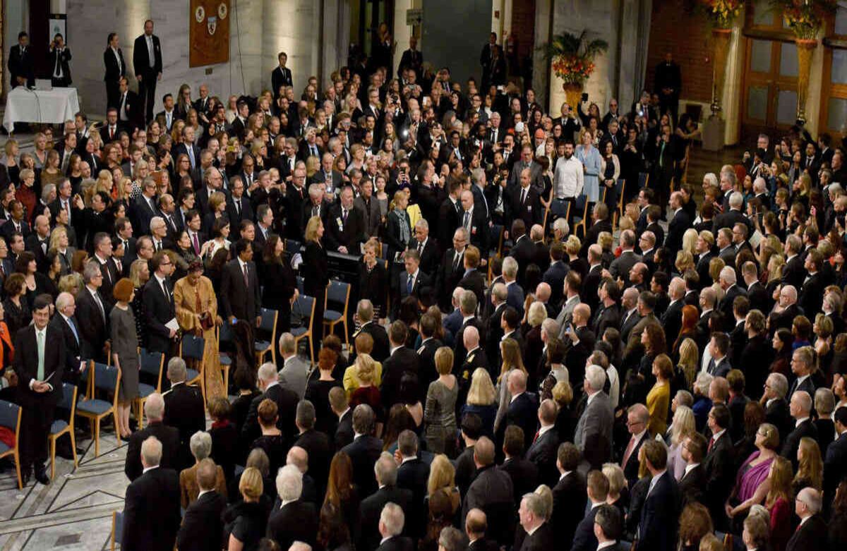 Todos de pie. Honores a Juan Manuel Santos, Nobel de Paz 2016.