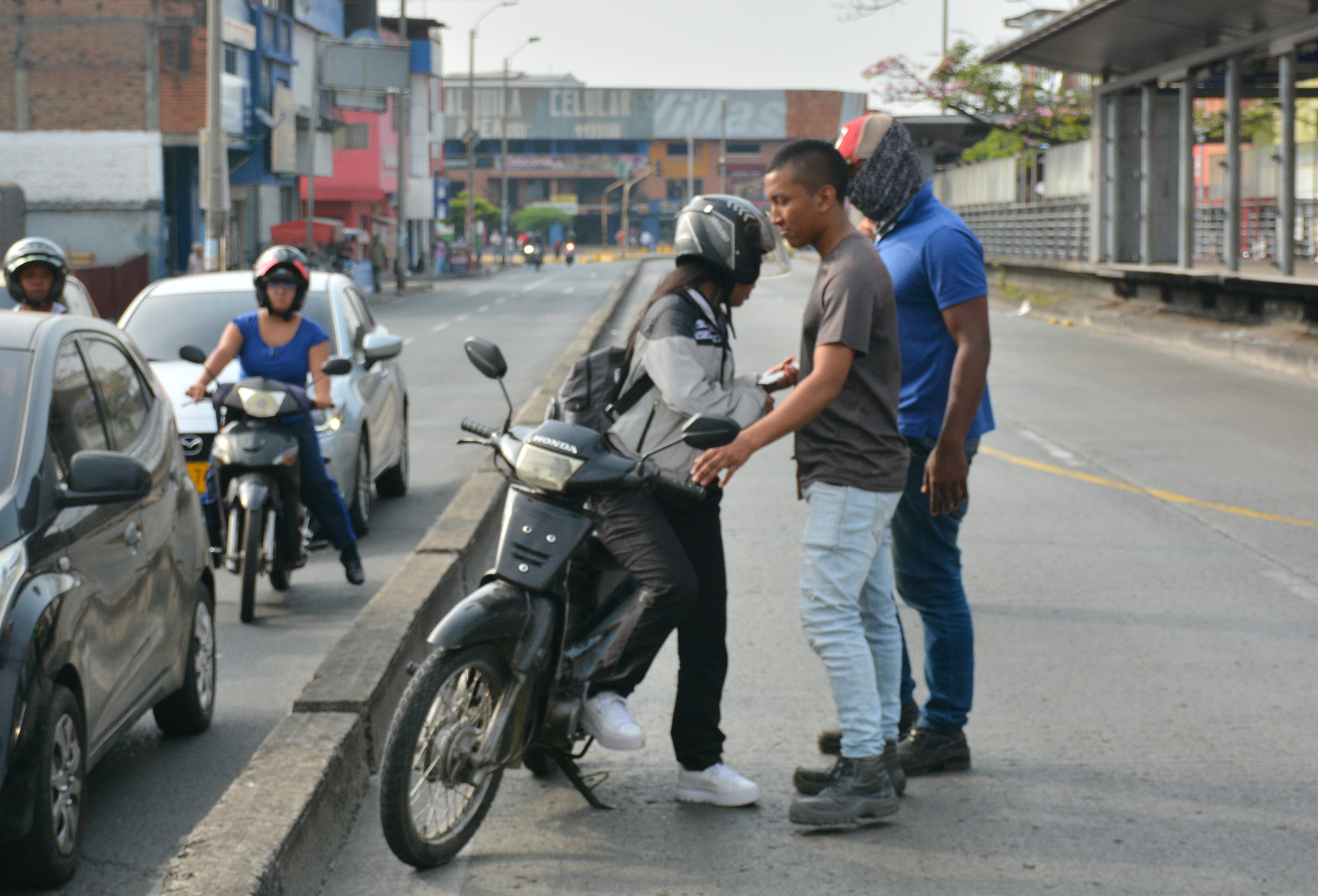 Continúan a diario los controles en el MIO. Los operativos de las autoridades se realizan en los carriles exclusivos del Sistema, con el fin de que los conductores de motos y vehículos aprendan a no invadir el carril exclusivo del MIO. Sin embargo, aún hay conductores que no acatan la medida e incluso intentan huir de los controles, arriesgando su vida y las de los demás. El conductor de esta moto se estrelló contra un vehículo de carga, al intentar escapar y dejó malherido a un guarda de tránsito que atropelló.