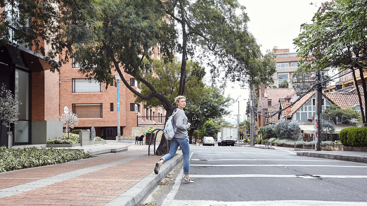Caminar es una de la formas para hacer ejercicio. Expertos recomiendan hacerlo durante 150 minutos al día.