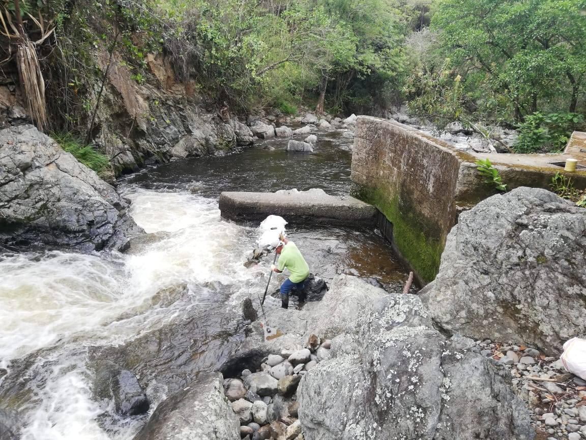 Las comunidades estos dos municipios del centro del Cauca confirman que el río Piendamó presenta una marcada disminución de su caudal, generando este obligado racionamiento.