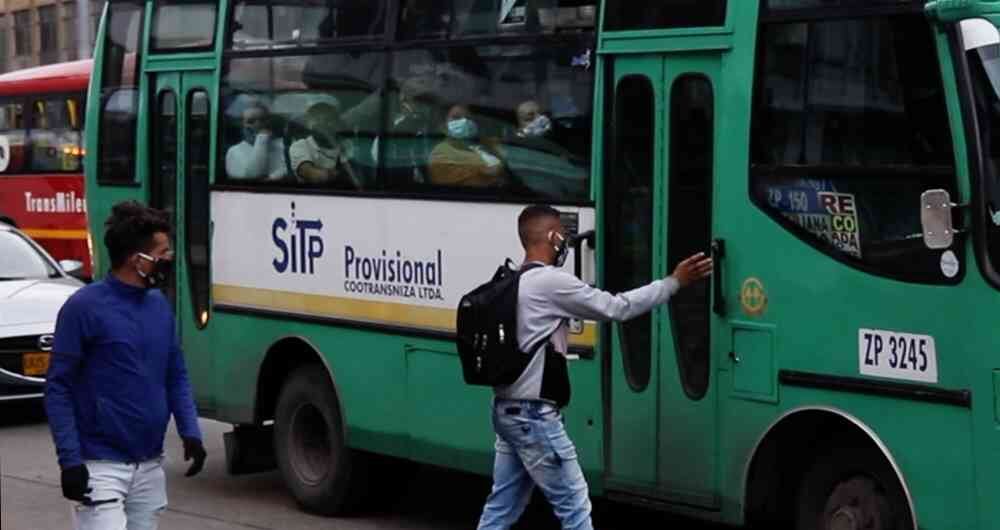 Usuarios piden que lleven las puertas de los buses cerradas. Imagen de referencia que no corresponde a los hechos.