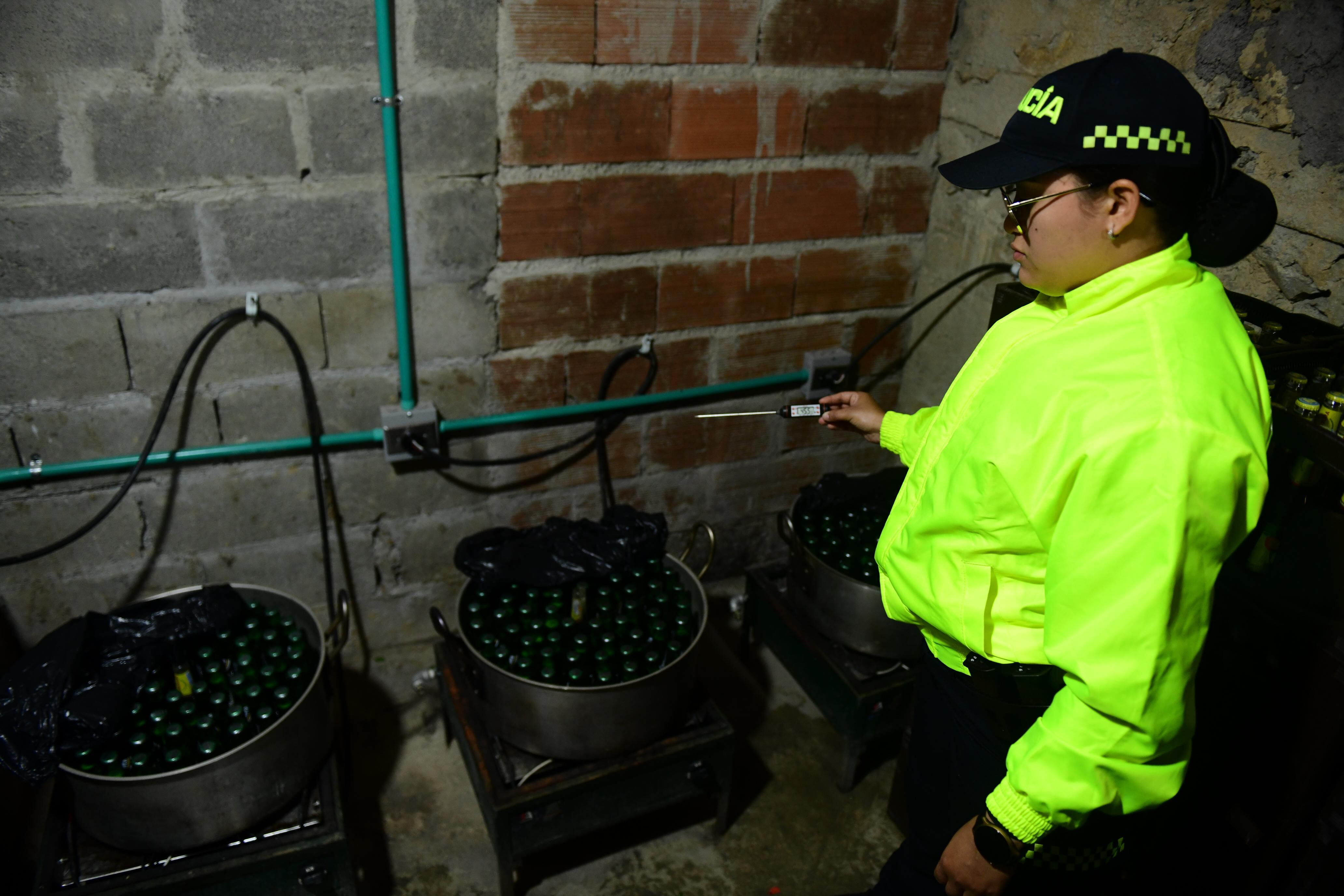 Según la Alcaldía, en un alambique generaban más de 30 millones de pesos de la venta de cerveza adulterada en Medellín.