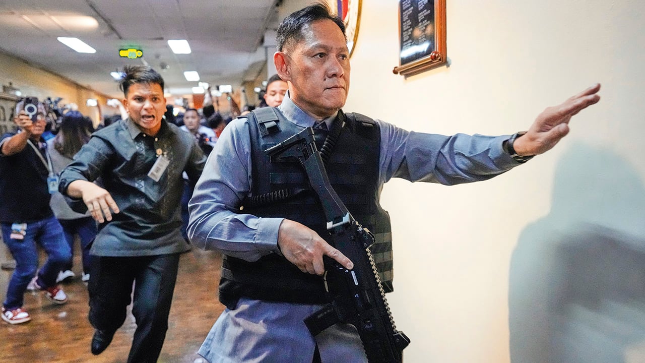 El exjefe de policía de Filipinas permaneció encerrado en el Senado para evitar su captura.