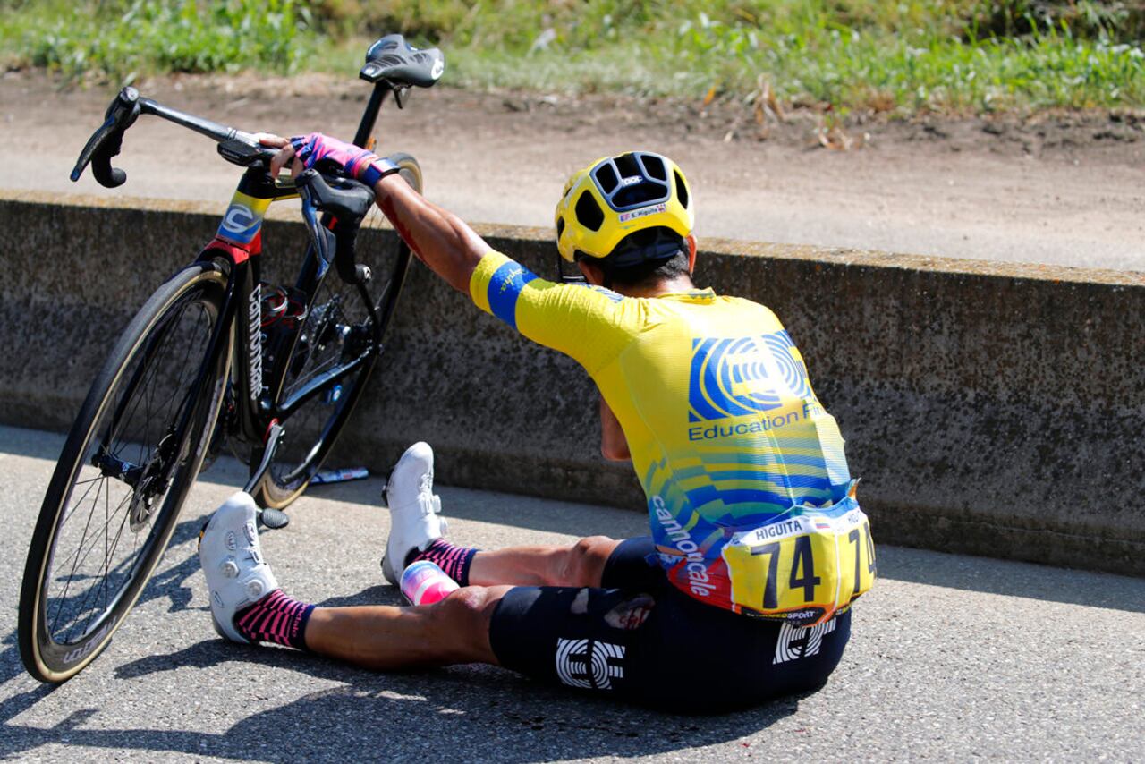 Caída de Sergio Higuita en la etapa 15 del Tour de Francia.