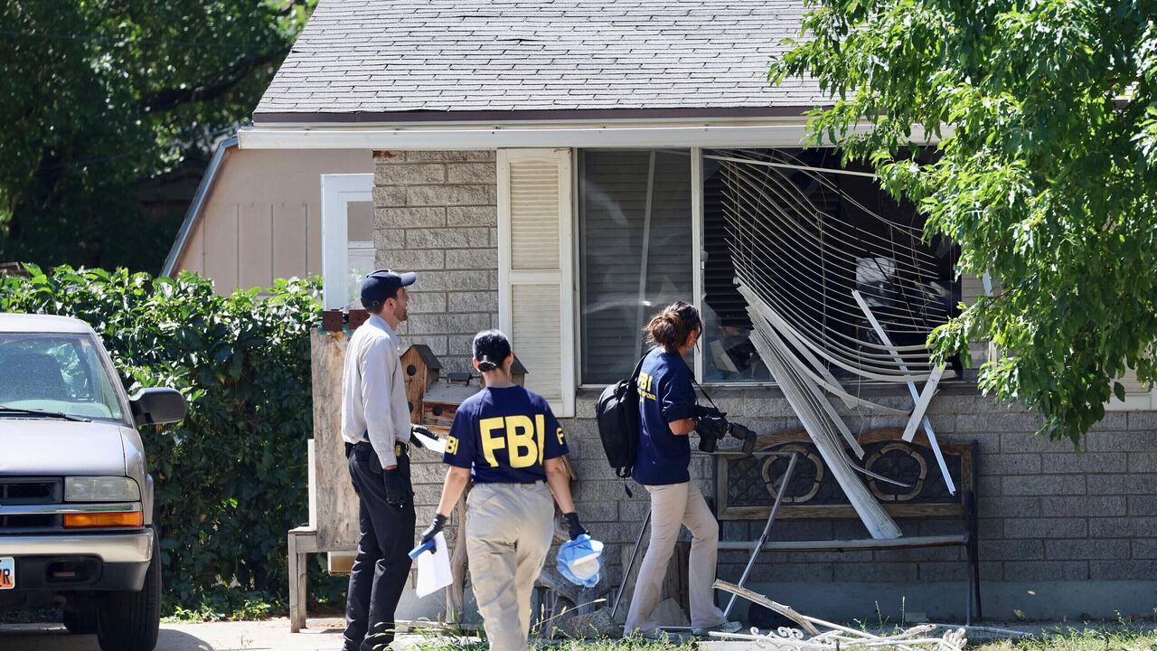 Oficiales del FBI investigan la escena donde hubo un tiroteo en Provo, Utah, el 9 de agosto de 2023. Agentes del FBI mataron a tiros el miércoles a un hombre de Utah acusado de proferir amenazas contra el presidente Joe Biden. (Laura Seitz/The Deseret News vía AP)