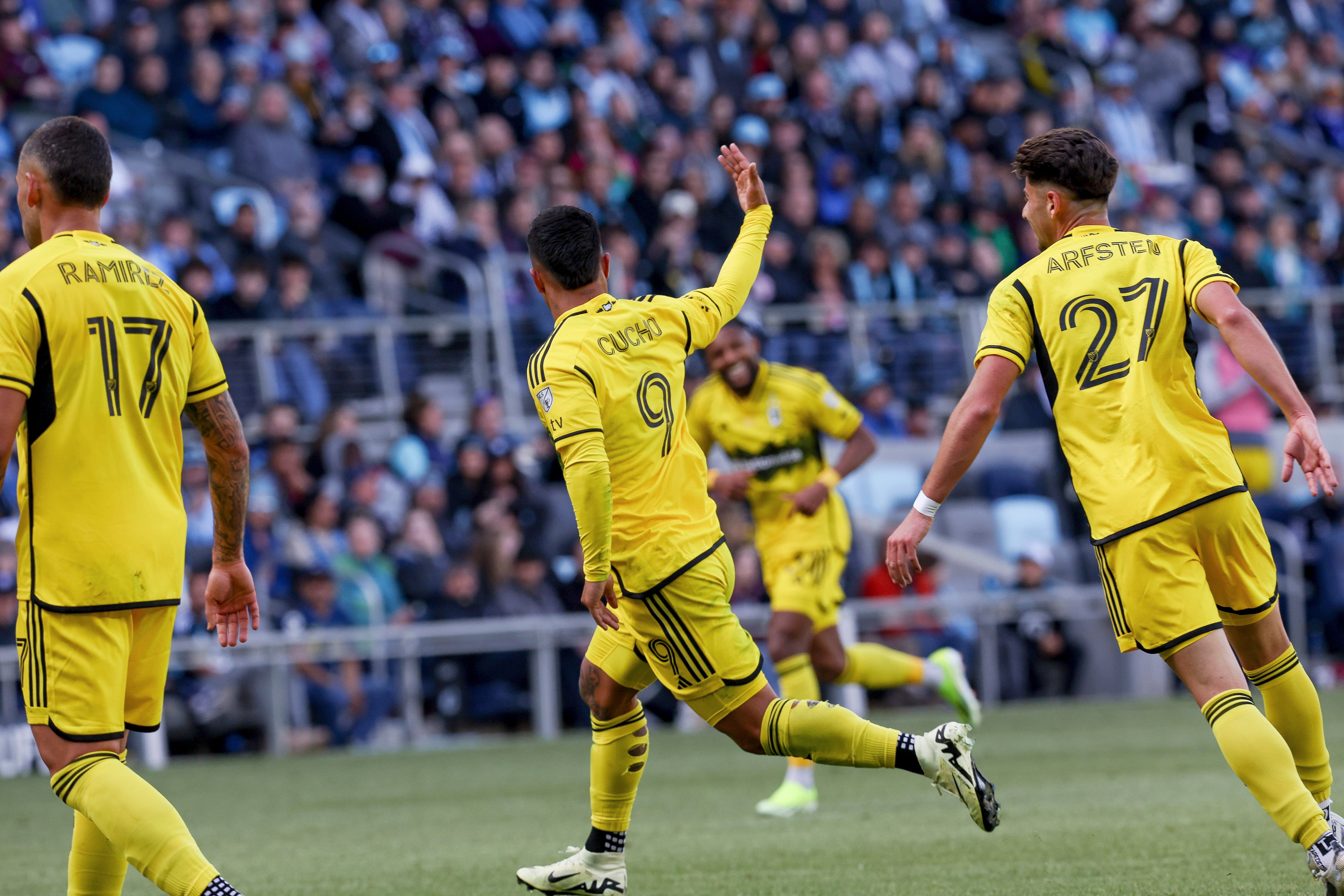 El delantero del Columbus Crew, Cucho Hernández (9), reacciona después de anotar un gol contra el Minnesota United durante la segunda mitad de un partido de fútbol de la MLS, el sábado 2 de marzo de 2024, en St. Paul, Minnesota. El juego terminó en un empate 1-1. . (Foto AP/Stacy Bengs)