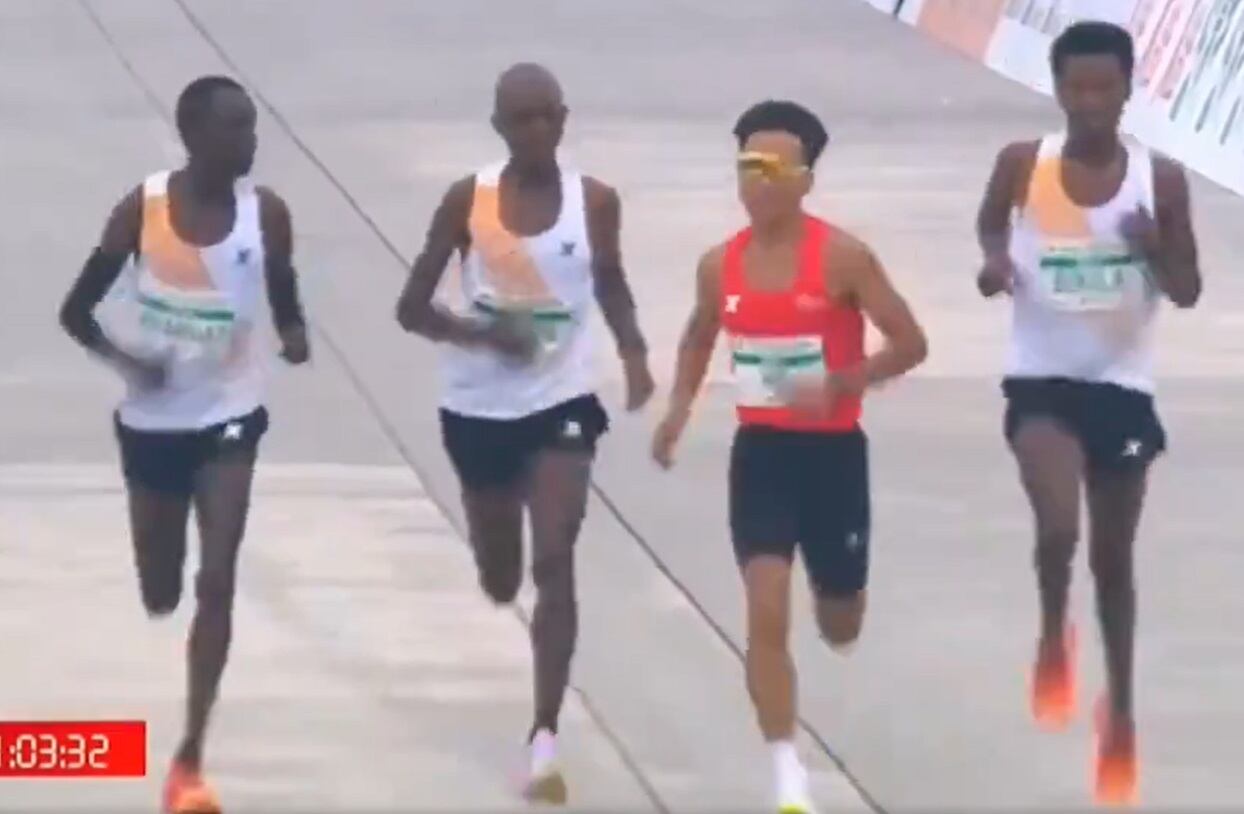 Los organizadores de la media maratón también confirmaron esta investigación sobre la victoria de He Jie, quien ganó la medalla de oro en la maratón de los Juegos Asiáticos del año pasado.