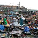 Residentes recuperan lo que queda de sus casas tras el paso del tifón Rai, en Cebu, en el centro de Filipinas, el 17 de diciembre de 2021. (AP Foto/Jay Labra)