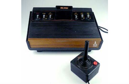 Atari 2600 fue una de las consolas más populares durante los ochentas. Su principal competencia fue el Intelivision, sin embargo, esta al ser más económica logró vender más de 42 millones de copias en el mundo. 