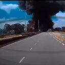 El momento exacto en el que un avión se estrella en Malasia.