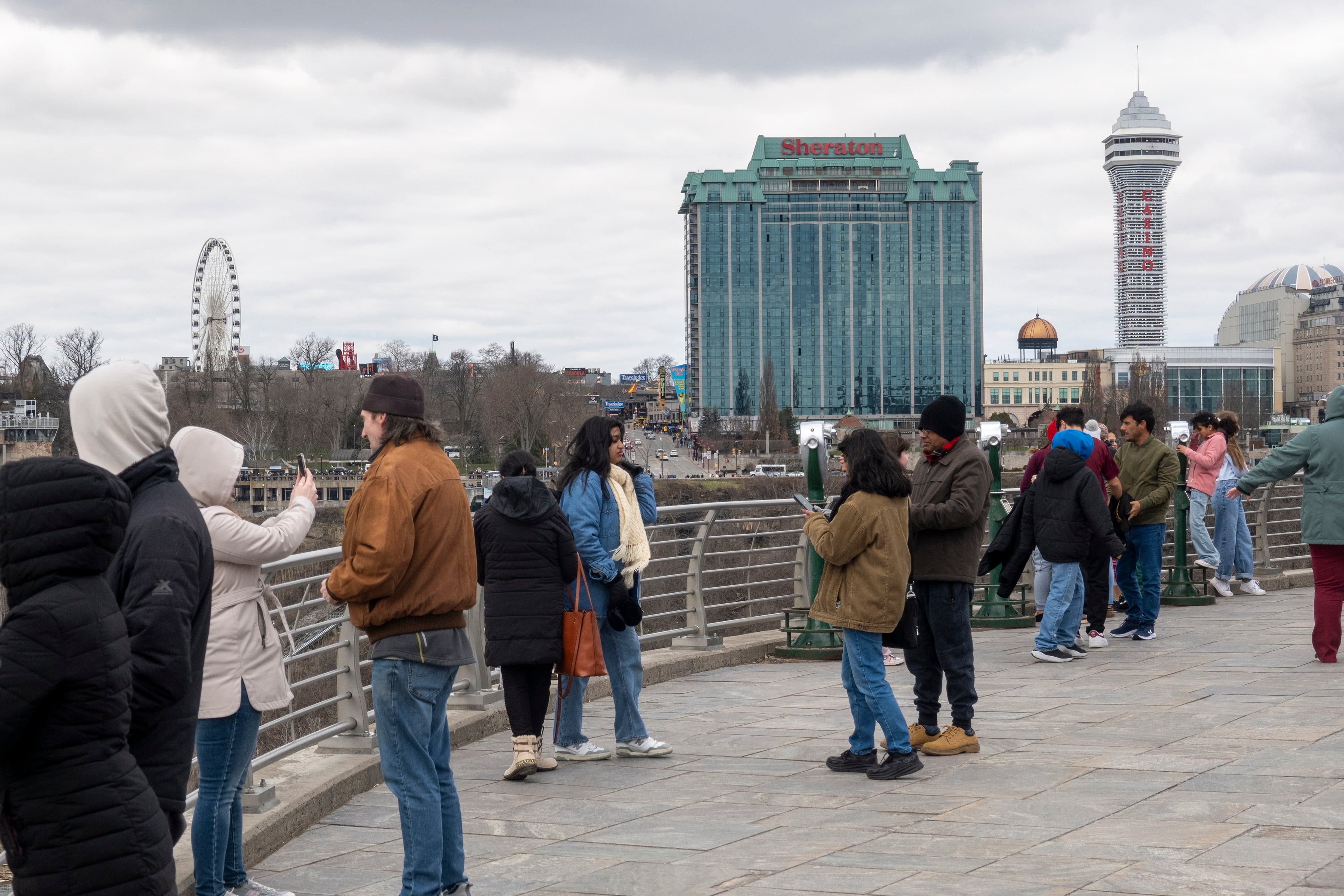 Los turistas del lado estadounidense de las Cataratas del Niágara toman fotografías en las Cataratas del Niágara, Nueva York, el viernes 29 de marzo de 2024.