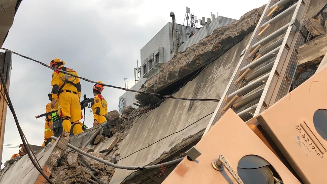 Rescatistas en Taitung realizan labores para ayudar a los afectados.