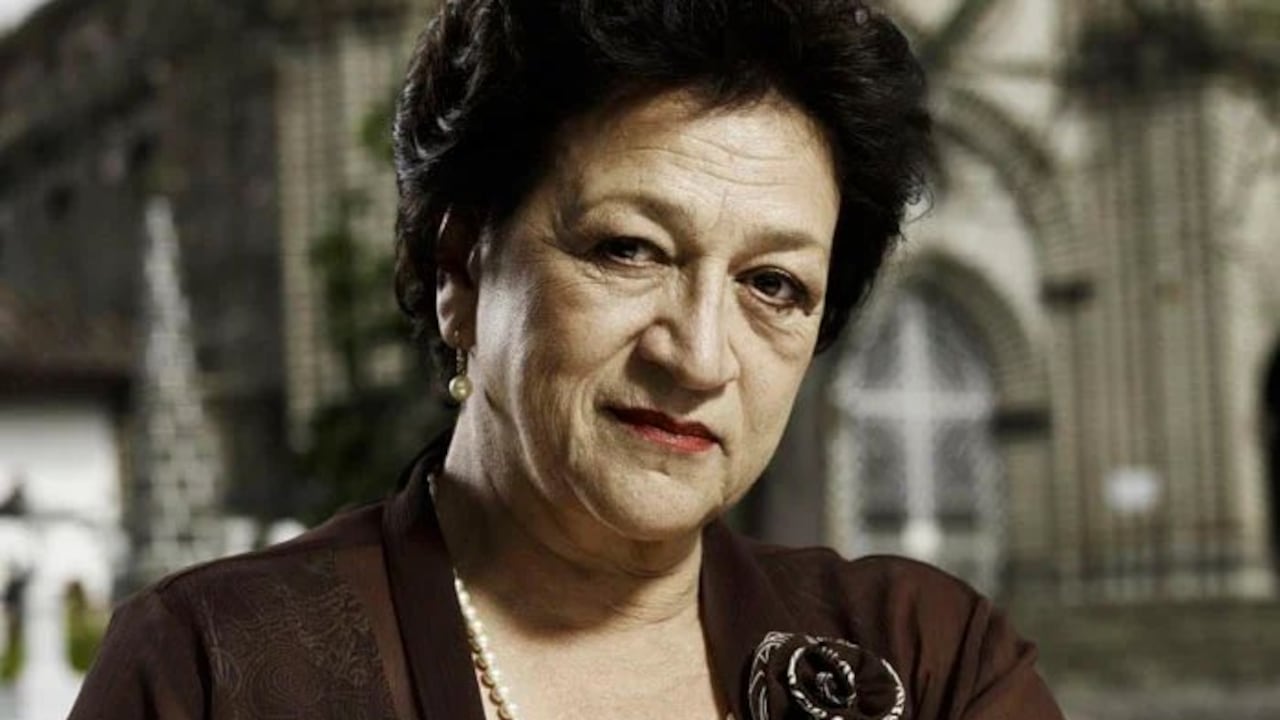 Vicky Hernández, reconocida figura del teatro y la televisión colombiana, se encuentra actualmente internada en una clínica, lo que ha suscitado una ola de mensajes de aliento en sus plataformas digitales.