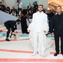 NEW YORK, NEW YORK - MAY 01: (L-R) Bad Bunny and Simon Porte Jacquemus attends The 2023 Met Gala Celebrating "Karl Lagerfeld: A Line Of Beauty" at The Metropolitan Museum of Art on May 01, 2023 in New York City. Dimitrios Kambouris/Getty Images for The Met Museum/Vogue/AFP (Photo by Dimitrios Kambouris / GETTY IMAGES NORTH AMERICA / Getty Images via AFP)