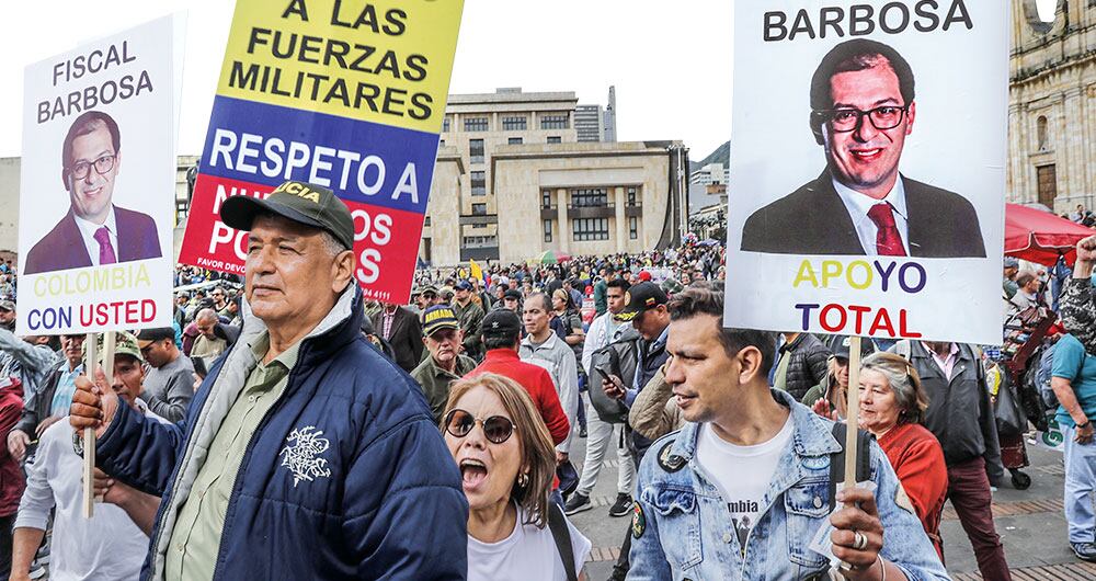 Cansados del maltrato a las fuerzas militares, veteranos se tomaron pacíficamente la Plaza de Bolivar.