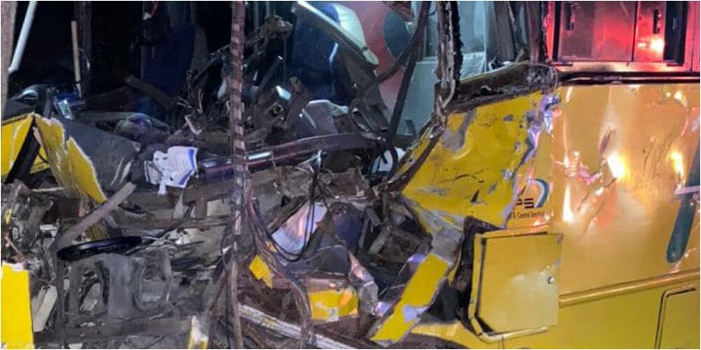 La parte delantera del bus quedó completamente destruida.