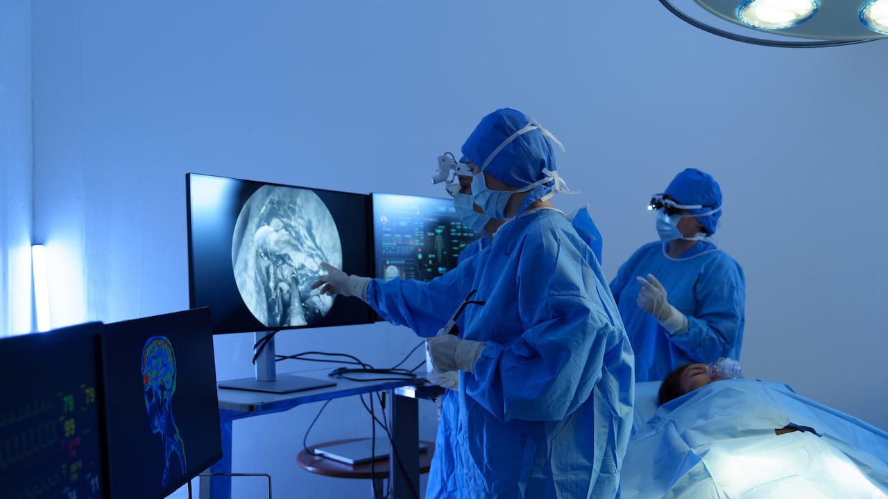 Un neurocirujano utilizó IA durante una operación para reducir los riesgos del procedimiento.